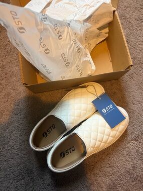 STQWomen's Quilted Slip-On Loafers in Cream